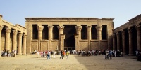 Edfu, courtyard and entrance to hypostyle hall 
